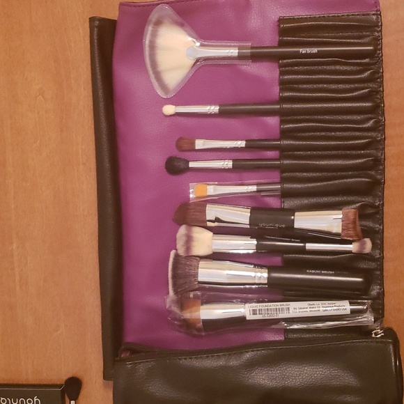 Younique brush set - Picture 1 of 4